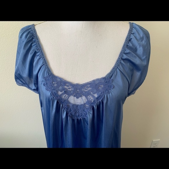 Lorraine night Gown - Picture 2 of 8